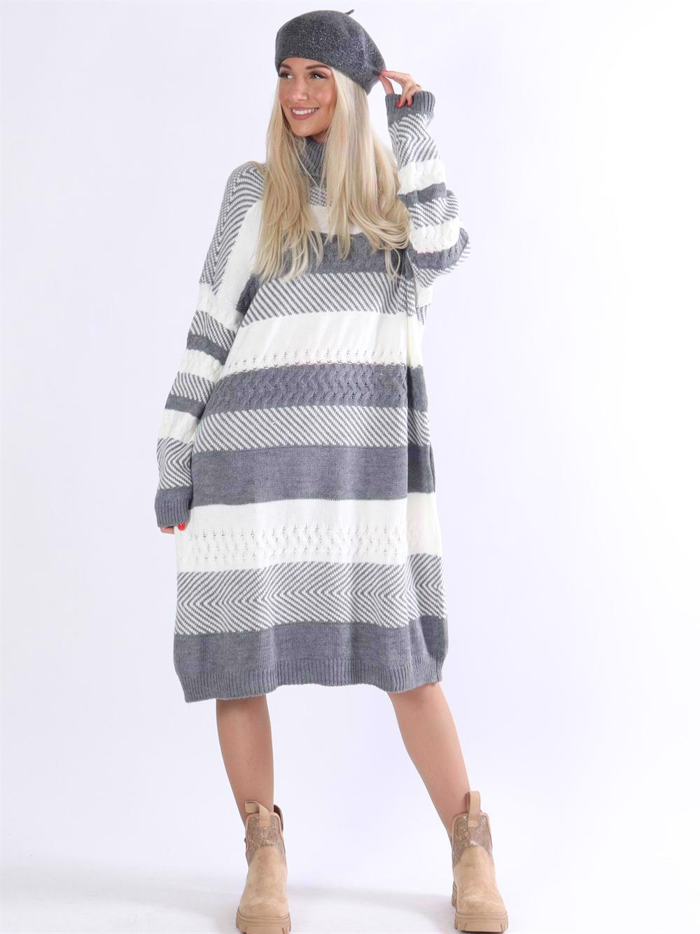 Violet - Bredrandig stickad klänning